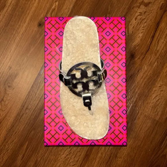 ☁️ Brand new Tory Burch Miller Cloud Shearling Silver sandals