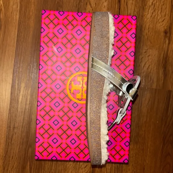 ☁️ Brand new Tory Burch Miller Cloud Shearling Silver sandals