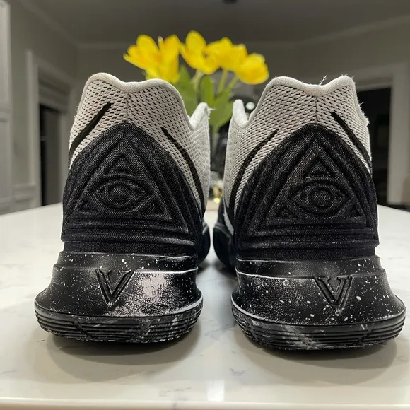 ⭐️ Nike Kyrie 5 basketball sneakers US 10.5