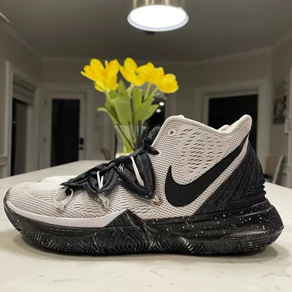 ⭐️ Nike Kyrie 5 basketball sneakers US 10.5