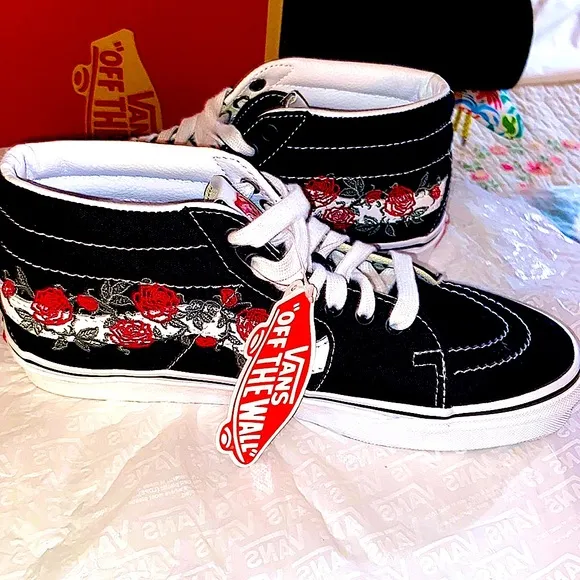 🏷️ Vans SK8-Mid w/Red Flower’s Embroidered-Sz 8~Brand New In Box~NEVER WORN!