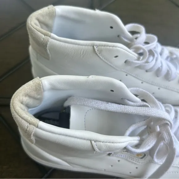 Adidas Originals Sleek Gold trim mid top sneakers ladies size 6 M 702001