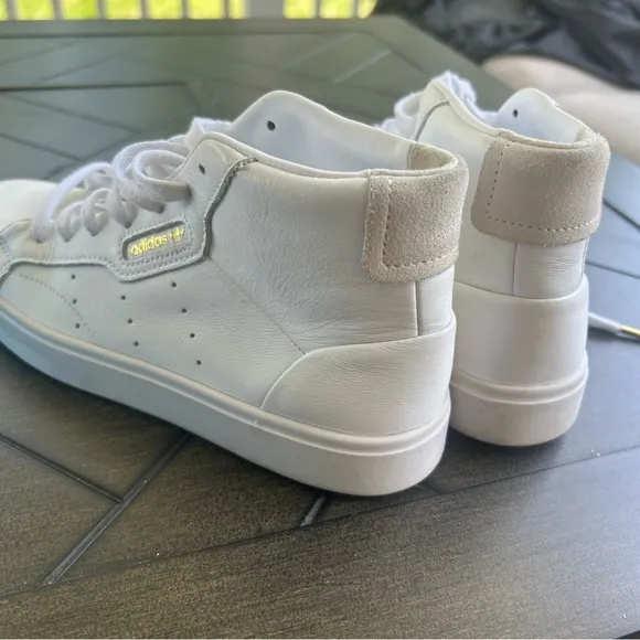 Adidas Originals Sleek Gold trim mid top sneakers ladies size 6 M 702001