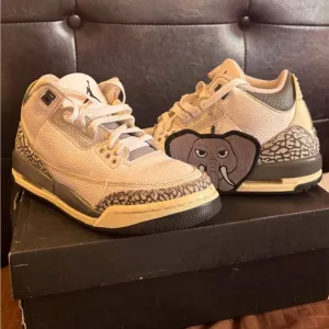 Air jordan Jordan white and grey grade school  Sneakers with Iconic Design