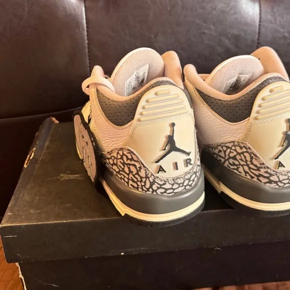 Air jordan Jordan white and grey grade school  Sneakers with Iconic Design