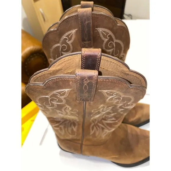 Ariat Heritage Cowboy Western Boots Distressed Leather Embroidery Design Sz 9.5