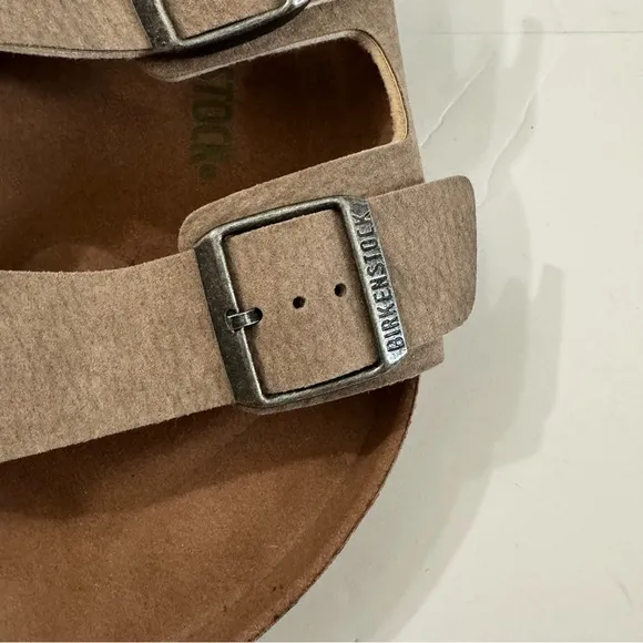 Birkenstock Arizona Men’s 9 tan sandals