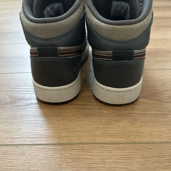 Boys Air Jordan 1 Mid SE Basketball sneakers Sz 5.5