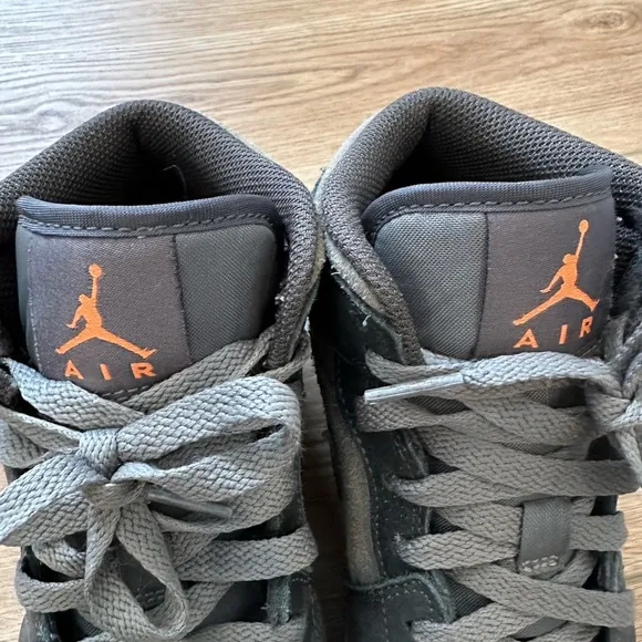 Boys Air Jordan 1 Mid SE Basketball sneakers Sz 5.5