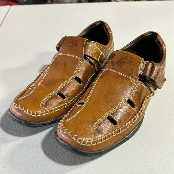 BUCKAROO TAN MEN Z CAMERON LEATHER SANDALS. M 42