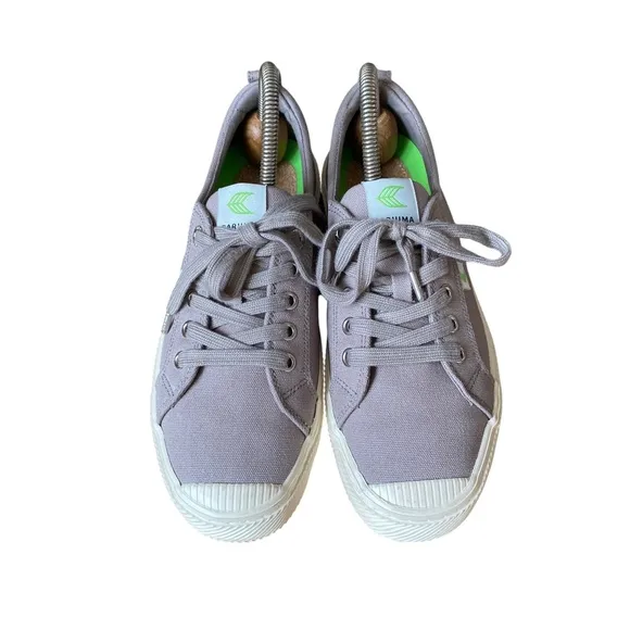 Cariuma Grey Canvas Low Top Sneakers - Women's Size 9