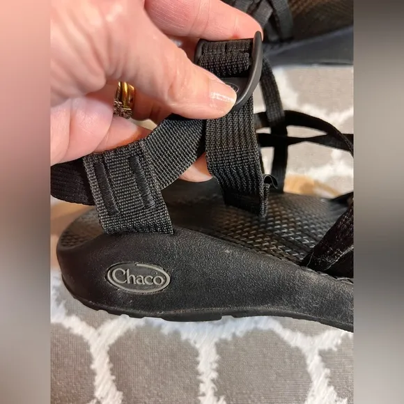 Chaco Black Women's Sandals strappy w toe strap W5 gently worn adj straps great