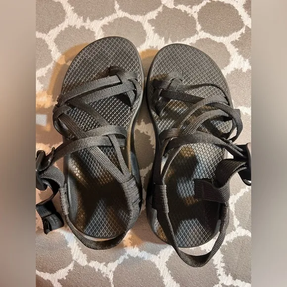 Chaco Black Women's Sandals strappy w toe strap W5 gently worn adj straps great