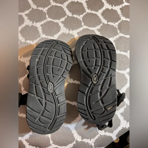 Chaco Black Women's Sandals strappy w toe strap W5 gently worn adj straps great