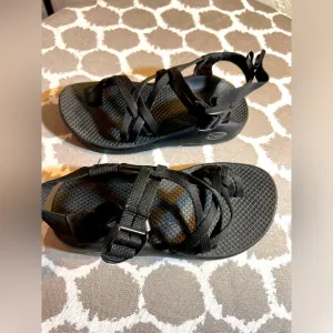 Chaco Black Women's Sandals strappy w toe strap W5 gently worn adj straps great