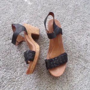 Cobb Hill black leather sandals 10