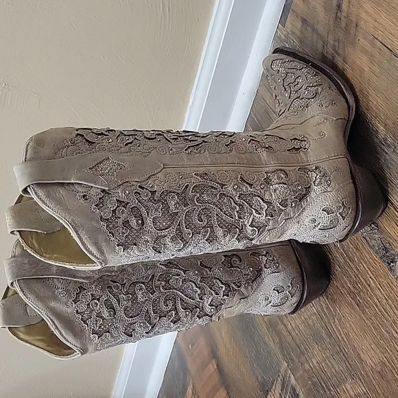 Corral Cream Western Cowboy Boots with Embroidered Detailing