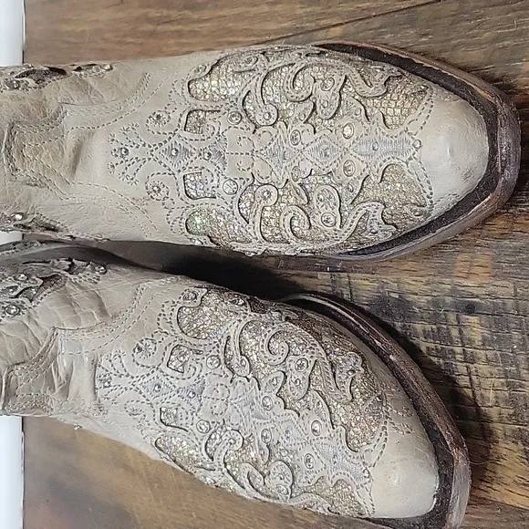 Corral Cream Western Cowboy Boots with Embroidered Detailing