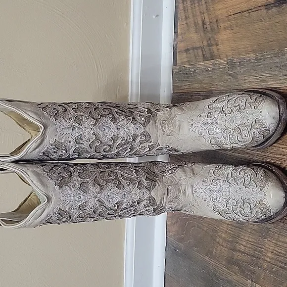 Corral Cream Western Cowboy Boots with Embroidered Detailing