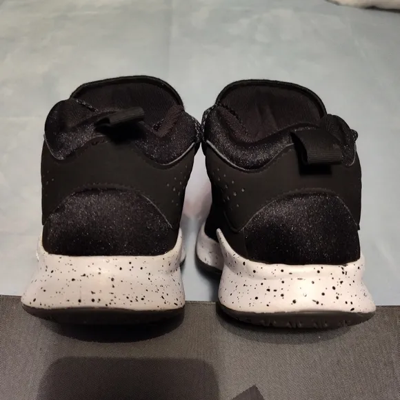 CROSS EM UP 5 K WIDE BASKETBALL SNEAKERS