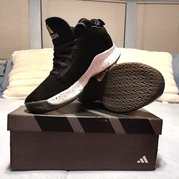 CROSS EM UP 5 K WIDE BASKETBALL SNEAKERS
