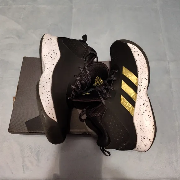 CROSS EM UP 5 K WIDE BASKETBALL SNEAKERS