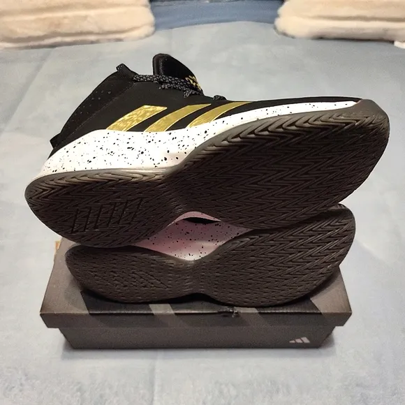 CROSS EM UP 5 K WIDE BASKETBALL SNEAKERS