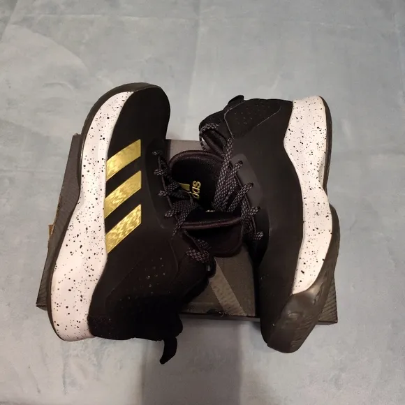 CROSS EM UP 5 K WIDE BASKETBALL SNEAKERS