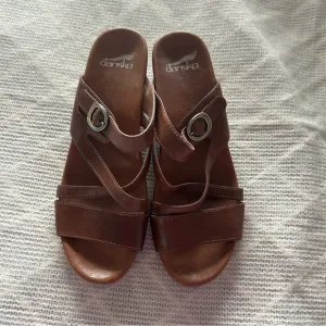 Dansko Brown Strappy Sandals Buckle Wedge Heel Arch Support Beach Summer Comfy