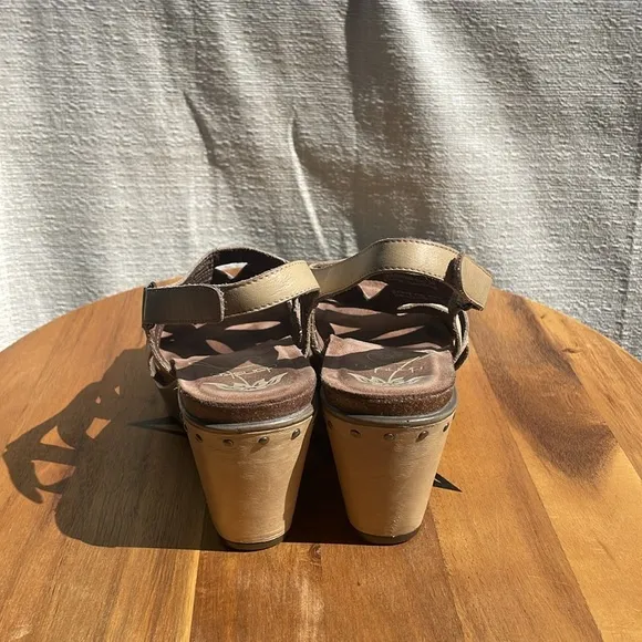 Dansko Women’s Felicia Leather Wedge Sandals Sand Antique Size 38
