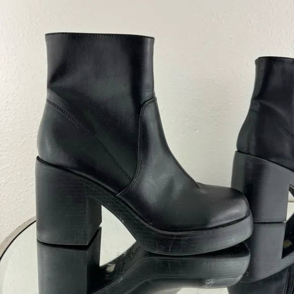 DIRTY LAUNDRY Black Faux Leather Edgy Grunge Groovy Chunky Platform Ankle Boots