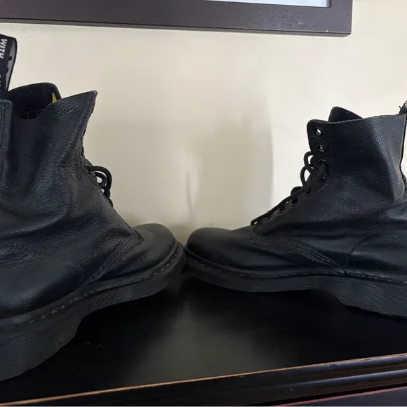 Doc Martens black leather boots. Airwalk. Classic style. Men’s size 8