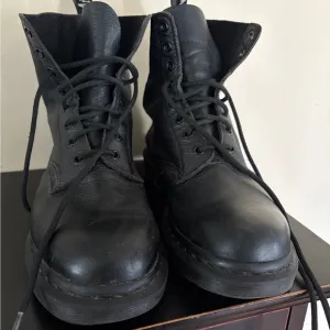 Doc Martens black leather boots. Airwalk. Classic style. Men’s size 8