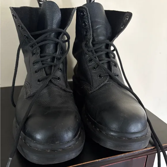 Doc Martens black leather boots. Airwalk. Classic style. Men’s size 8