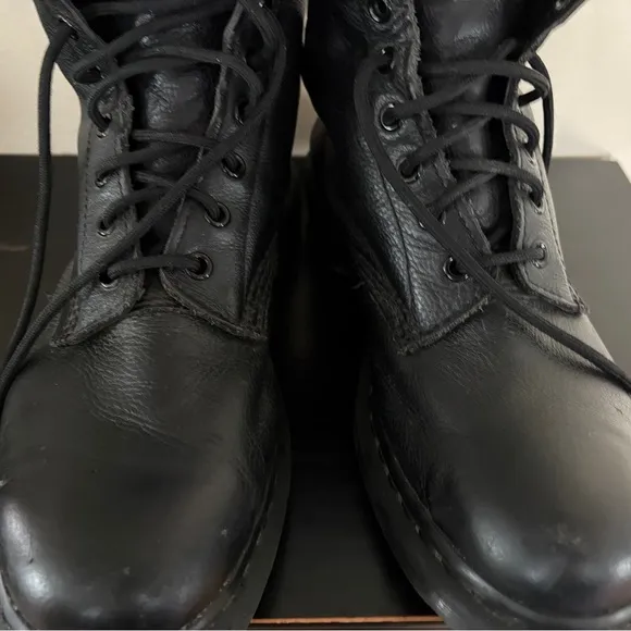 Doc Martens black leather boots. Airwalk. Classic style. Men’s size 8