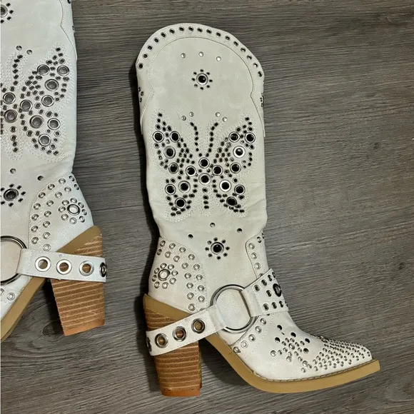 Dolls Kill / Current Mood White Flight Risk Cowboy Boots