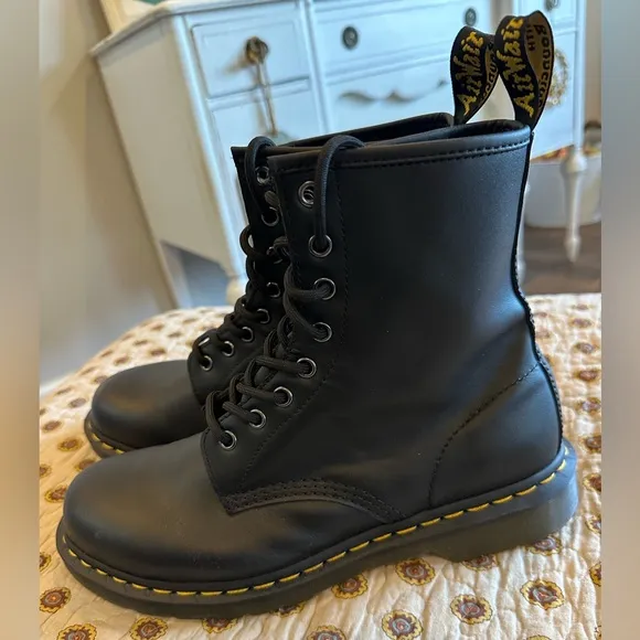 Dr. Martens Black Smooth Leather 1460 Lace Up Boots Women’s 10 New Without Box