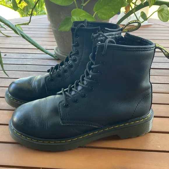 Dr. Martens Junior Softy T leather lace up boots iconic classic black leather