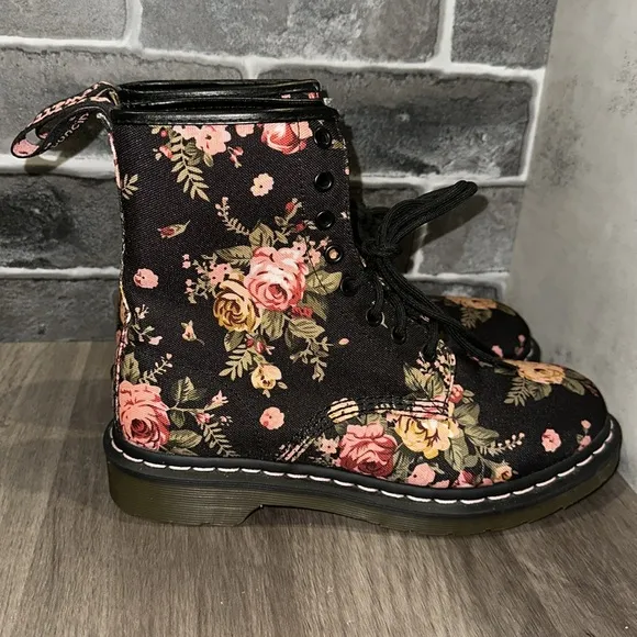 Dr. Martens Victoria Floral boots Women’s size US 9