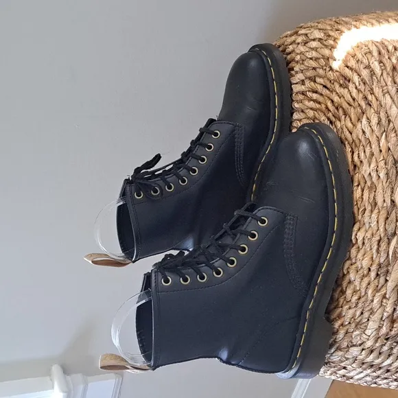 Dr. Martens Womens Classic Black Leather Sole Cushion Boots Lace‎ Up S-W8/M7