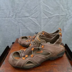 Dunham Vibe Ruggards Tout Aller Brown MCR615 BR Faux Leather Sandals Sz 14