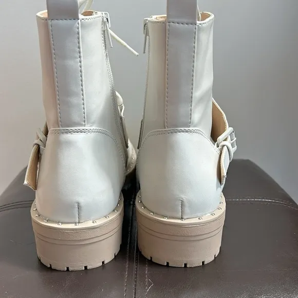 DV by Dolce Vita: Osten: Cream Colored: Chainlink Boots: Size 8.5