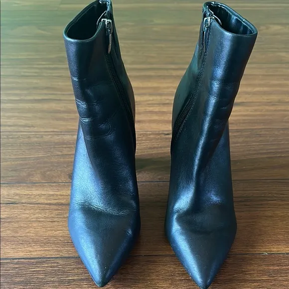 👢👢EUC Marc Fisher Black Heeled Boots with Sleek Design👢👢