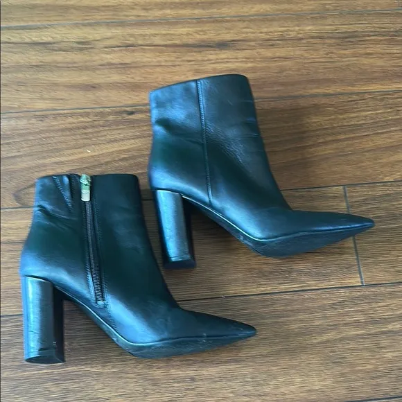 👢👢EUC Marc Fisher Black Heeled Boots with Sleek Design👢👢