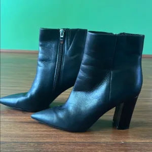 👢👢EUC Marc Fisher Black Heeled Boots with Sleek Design👢👢