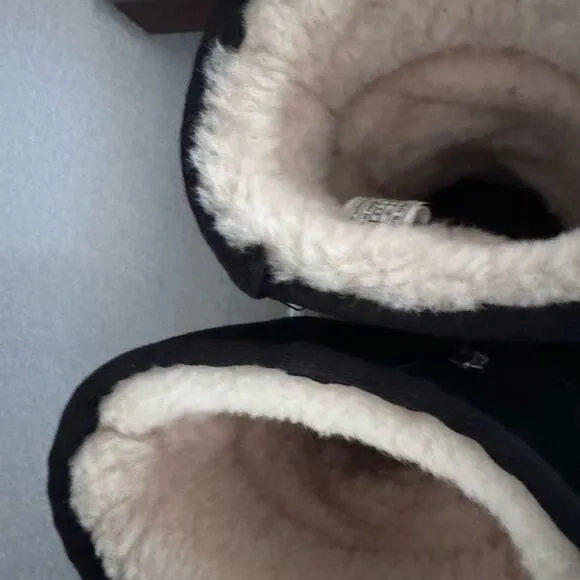 EUC UGG WOMEN'S size 6  CLASSIC SHORT DOUBLE ZIP SUEDE SHEARLING BOOTS BLACK