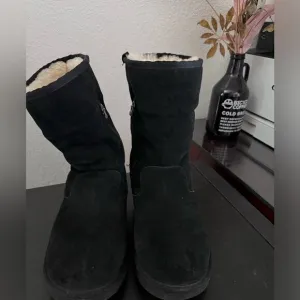 EUC UGG WOMEN'S size 6  CLASSIC SHORT DOUBLE ZIP SUEDE SHEARLING BOOTS BLACK