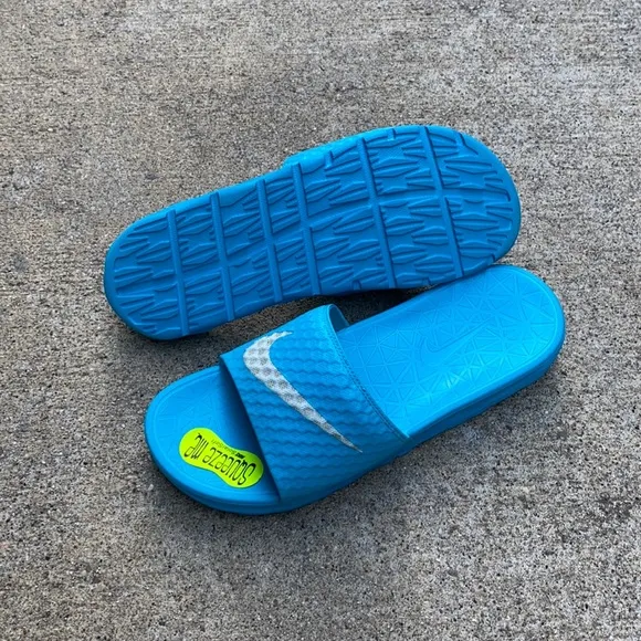 EUC WMNS NIKE BENASSI SOLARSOFT SLIDESJDI TEALS AQUAS WHITES LIMIT RARE COLOR