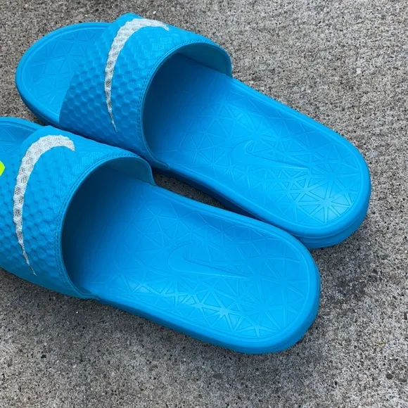 EUC WMNS NIKE BENASSI SOLARSOFT SLIDESJDI TEALS AQUAS WHITES LIMIT RARE COLOR