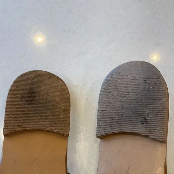 Everlane women’s sandals size 7 leather great taupe color made in Italy, quality